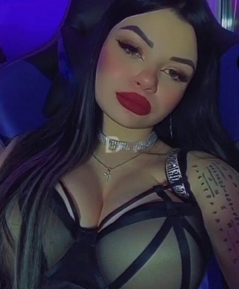 Сочная, как персик, страстная и игривая. Готова порадовать тебя незабываемым сексом. Приятные сюрпризы и интимные ласки гарантированы! 2413, 19 лет